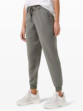 Lululemon On the Fly Jogger 28" *Woven Grey Sage Size 4